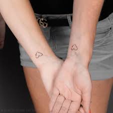 Na vaši žádost přinášíme dalších 14 nápadů na tetování na zápěstí.prvních 16 naleznete zde: Pin Na Nastence Black House Tattoo