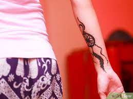 With henna tattoos the pastes is applied and left six to eight hours and sometimes even overnight. Ein Henna Tattoo Pflegen 13 Schritte Mit Bildern Wikihow