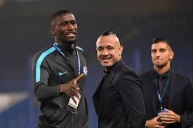 Radja nainggolan is a belgian professional footballer who plays as a midfielder for italian club inter milan. Inter Mailand Radja Nainggolan Auf Dem Weg In Die Turkei