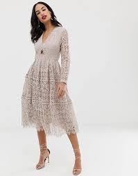 Dai vestiti da cerimonia lunghi a. Asos Design Vestito Midi Da Cerimonia In Pizzo A Maniche Lunghe Con Cut Out Asos