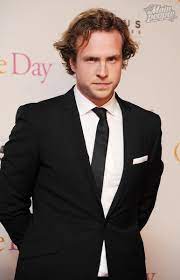 He is perhaps best known for his roles in bbc's the shadow line, channel 4's pete versus life, one day, anonymous, and the ridley scott film prometheus. Rafe Spall Wikipedia