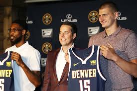 Srpski košarkaš i igrač denver nagetsa nikola jokić danas je stao na ''ludi kamen.'' jokić je tako brakom krunisao svoju dugogodišnju vezu sa devojkom natalijom maćešić u rodnom somboru. Jokic Barton Have Unique Bond