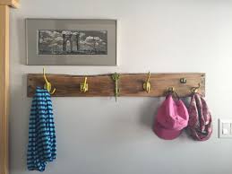 Patere Et Porte Manteau Pour L Entree De La Maison Realisee Avec Des Crochets Trouves En Boutique Et Une Planche De Palette Diy Furniture Decor Home Decor