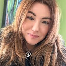 Alma Wall's Instagram, Twitter & Facebook