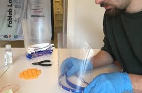 En effet, alors qu'on pouvait penser qu'il s'agissait, au mieux d'outils de communication efficaces et. Coronavirus A Toulouse Ils Creent Des Visieres De Protection Pour Les Soignants De Leur Quartier Actu Toulouse