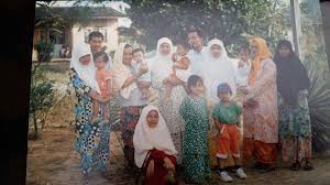 Atas sambutan orang ramai yang berminat untuk mendalami ilmu agama maka pada tahun 1995, al fadhil ustaz mohd kazim telah mengambil inisiatif untuk membuka kelas. Dato Ustaz Mohd Kazim Elias Gambar Kenangan Bersama Mak N Ipar Duai Mak Saya Yg Pegang Baby Baby Tu Anak Sulung Sy Depan Sy Tu Isteri Sy Girl Yg Baju Hijau