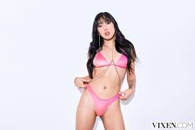 Free Porn Pics of Elle Lee in pink bikini exposing hot body -  MyPornstarBook.net