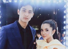 Romance and emotionally drained, ara and mukhriz became enemies after they fall in love. Tak Salah Sweet Qismina Nak Keluar Dengan Adam Lee Hiburan Mstar