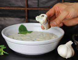 So wird er wunderbar cremig und schmeckt wie beim in kombination mit salatgurke und knoblauch ist er ein echter gaumenschmaus. Tzatziki Griechischer Joghurt Dip Dailyvegan