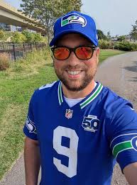 Hi my 12s family Go Hawks!! 50 EvanbuE 9 ורות س ВАПАмоутн