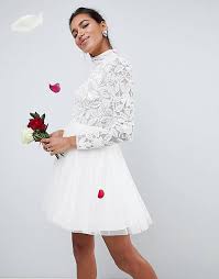 Aus ihrer großen gruppe an beratern kann sie jedoch nur einem wirklich trauen. Asos Edition Verziertes Mini Hochzeitskleid Mit Tullrock Asos