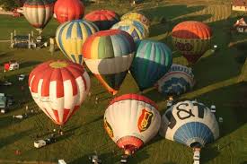 La eveniment participă 18 echipaje din 9 țări și sunt așteptați, în cele 3 zile de festival, peste 8 mii de oameni. Dragi Prieteni Zbor Cu Balonul John Balon Sky Team