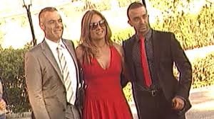 Belén esteban lució en su boda un vestido blanco en ella se puede ver también el peinado de la novia, un favorecedor recogido alto con mechones el ansiado ramo de novia de belén esteban finalmente ha sido para terelu. La Primera Boda De Belen Esteban Fue En 2008 Asi Iban Vestidos Sus Invitados Unplugged