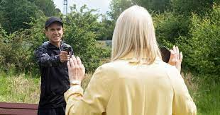 Der private lehrgang an der bar des carlas scheint jedoch simon und david wieder einander näherzubringen. Ein Schuss Fallt Rote Rosen Ard Das Erste