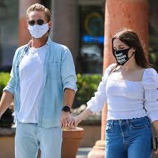 Sophia bush nació en pasadena, california el 8 de julio de 1982, hija de charles william bush, fotógrafo, y maureen bush, gerente de un estudio de fotografía. Sophia Bush Is Engaged To Boyfriend Grant Hughes E Online