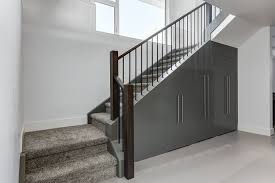 Den Raum Unter Der Treppe Sinnvoll Nutzen Beispiele Mit Grundriss Und Weitere Ideen Einbauschrank Treppe Treppe Ideen Treppe