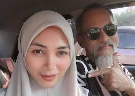 Suami pergoki istri selingkuh dengan sahabatnya. Aman Graseka Kecil Hati Dengan Anak Isteri Muda Tak Halang Cuma Handphone Digodam Dayini Tak Boleh Terima Dia Dah Ada Adik Sensasi Mstar