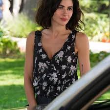 Marmara üniversitesi sinema ve televizyon bölümünden mezun olduktan sonra 2 yıl boyunca tekand studio oyuncularında oyunculuk. Nesrin Cavadzade Nesrin Cavadzade Instagram Photos And Videos Tank Top Fashion Turkish Actors Women