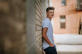 Feb 17, 2021 · get cool photo poses for guys gif. 9 Male Poses Prompts For Portrait Photos Click Love Grow