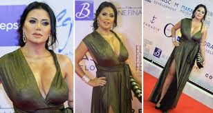 ارتدت النجمة رانيا يوسف على السجادة الحمراء فى مهرجان الجونة، جامب سوت شورت مثير لفتت به الأنظار، وذلك على هامش الحفل الذى يقام تحت عنوان السينما فى حفل. Ø±Ø§Ù†ÙŠØ§ ÙŠÙˆØ³Ù ØªØ«ÙŠØ± Ø§Ù„Ø¶Ø¬Ø© Ù…Ù† Ø¬Ø¯ÙŠØ¯ Ø¨ÙØ³ØªØ§Ù†Ù‡Ø§ ÙÙŠ Ù…Ù‡Ø±Ø¬Ø§Ù† Ø§Ù„Ø¬ÙˆÙ†Ø© Bitajarod Online Magazine