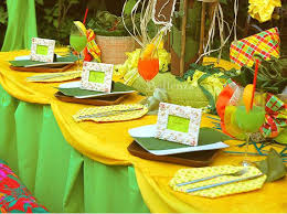How To Decorate Tropical Tablescapes Tropical Decor Party Jamaican Party Caribbean Party