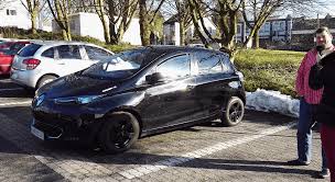 Ajaminen on sopivan rentoa, ja kahdesta moottorivaihtoehdosta tehokkaammalla voimavarat. Renault Zoe Erfahrungsbericht Eines Klingenstromers Stadtwerke Solingen Blog