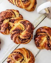Hello La Recette Des Petites Brioches Aux Deux Chocolats Et Au Pralin Gourmandcroquant Brunch Dessert Recipe Brunch Recipe Crockpot French Toast Recipe