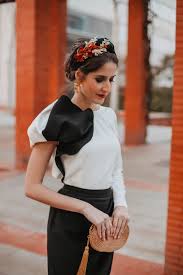 Ya te hablamos de los vestidos blancos y de lo bien que sientan en verano, pero para esos días que te apetece ponerte falda, bermudas o pantalones hemos pensado que es de gran ayuda saber que existen miles de tipos de camisas, blusas y tops blancos para combinar como más te guste. Blusas De Fiesta Y Camisas De Vestir Para Ocasiones Especiales