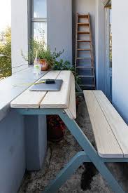 Fruhstuck Auf Dem Stadtischen Balkon Buroarbeit Am Tisch Im Garten Abendessen Mit Freunden Tisch Und Bank Tablebench Tischbank Diy Gartenmobel Haus Design