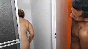 Eu espio minha prima no chuveiro e depois a surpreendo para transar com ela
