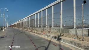 Un centenar de inmigrantes subsaharianos han logrado saltar la valla de melilla a través del barrio chino de la ciudad y del aeropuerto, según fuentes de la delegación del gobierno. Asi Es La Nueva Valla De Ceuta Y Melilla Mas Alta Que El Muro Levantado Por Donald Trump En La Frontera Con Mexico