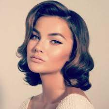 Dame Mit Kurzen Lockigen Braunen Haaren Und Retro Frisur Vintage Frisuren Haarschnitt Wasserwellen Frisur