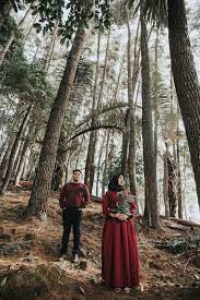 Pada umumnya, faktor pertama dan kedua yaitu kondisi dan spot berbanding lurus dengan deretan pohon pinus yang tersebar di hampir seluruh lokasi ini menjadikan tema prewedding kamu semakin dramatis. 10 Foto Prewedding Di Hutan Dengan Tema Yang Unik Nggak Kalah Sama Ammar Zoni Dan Irish Bella