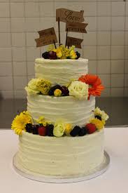 Hochzeitstorte Ohne Fondant Aussen Creme In Querstreifen Gezogen Mit Fruchten Und Frische Blumen Hochzeitstorte Catering Naschwerk