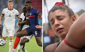 Το ματς της γαλλίας με τη γερμανία άργησε να ξεκινήσει καθώς ένας εισβολέας της green peace προσπάθησε να προσγειωθεί στο γήπεδο χρησιμοποιώντας ένα ανεμόπτερο. Bwq0ymos84doum