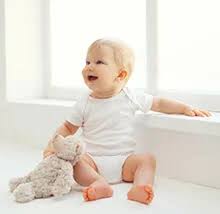 Bayi 5 bulan menunjukan perkembangan menakjubkan mulai dari bisa duduk tegak hingga berekspresi. Perkembangan Bayi Usia 6 Bulan Nutriclub