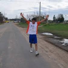 NETI, UN CORREDOR INCANSABLE 🏃🏻‍♂️👏🏻 Su nombre es Rubén Rusch aunque  popularmente todos en Ramírez lo conocen como Neti. Tiene 51 años, toma  mates 🧉 en la Avenida San Martín y cada