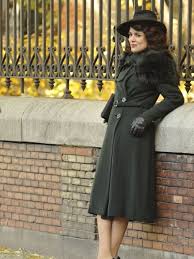 Sira Quiroga Abrigo Verde El Tiempo Entre Costuras Http Www Pinterest Com Pin 376613587560710205 Tiempo Entre Costuras Moda Anos 40 Fashion Tv