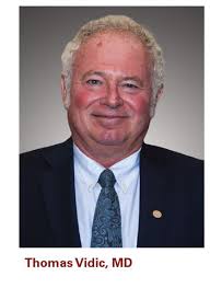 Past President Thomas Vidic, MD, honored by IUSM-SB