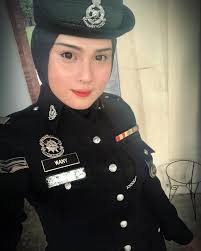 Wanita cantik itu tidak hanya dilihat dari penampilan dan make up yang menghiasi wajahnya saja, tetapi juga prestasinya. Video Suara Sedap Muka Pun Cantik Memang Patut Dia Jadi Artis Tuah Tular Akak Polis Viral Kini Bergelar Seorang Penyanyi Berita Steady