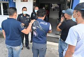 • suami isteri antara lima pengedar dadah yang ditahan dalam dua serbuan berasingan di pulau pinang pada 10 jun dan jumaat lalu. Suami Uji Rashid Pengedar Dadah Khusien