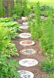 111 Gartenwege Gestalten Beispiele 7 Tolle Materialien Fur Den Boden Im Garten Gartenweg Gestalten Garten Pflanzen