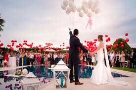 Come Vestirsi Ad Un Matrimonio Consigli Utili Per Gli Invitati Alla Cerimonia A Glamorous Lifestyl Palloncini Matrimonio Tendenze Nozze Matrimonio Informale