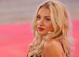 The reunion in 2020 (exactly 1 year after her victory in the jungle camp) she wears the same skirt and the same top. Evelyn Burdecki Bio Height Weight Age Measurements Celebrity Facts