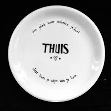 bord met leuke tekst gemaakt met porseleinstift borden servies leuke weetjes