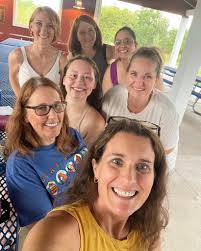 Let's go girls! 🎶 🩷👢 If you're looking for your best friend in the  Rockford area, come join She Hive 815! We plan events & giveaways with  local, women-owned small businesses! In