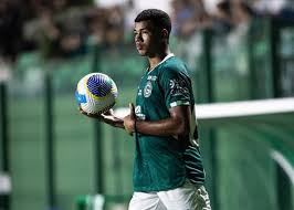 Goiás amplia contrato de lateral esquerdo e goleiro revelados na base