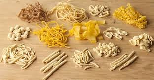 Oggi facciamo insieme la pasta all'uovo fatta in casa, una ricetta base della cucina, indispensabile per preparare tagliatelle, ravioli ma anche tanti altri tipi di pasta come tortellini, lasagne e cannelloni. La Pasta Italiana In 7 Formati Tipici Slow Food Editore