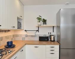 cuisine avec refrigerateur apparent gris acier credence cuisine blanche idee deco cuisine credence cuisine