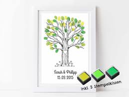 #fingerabdruck baum hochzeit #hochzeitsspiel fingerabdruck leinwand #hochzeitsbaum neben den bildern des hochzeitsfotografen und einem hochzeitsfilm haben sich dabei mittlerweile. Fingerabdruck Gastebuch Baum Fur Deine Hochzeit Personalisierter Baum Mit Stempelkissen Individuell Gastebaum Motiv Baum Gross Schwarzweiss Papierdrachen